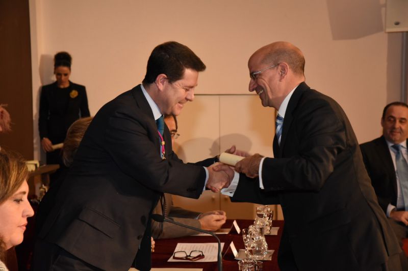 Don Rafael Sancho Zamora recibe de manos del Sr. Alcalde el diploma con la dedicatoria de la calle de Samuel Leví a don Francisco de Borja de San Román
